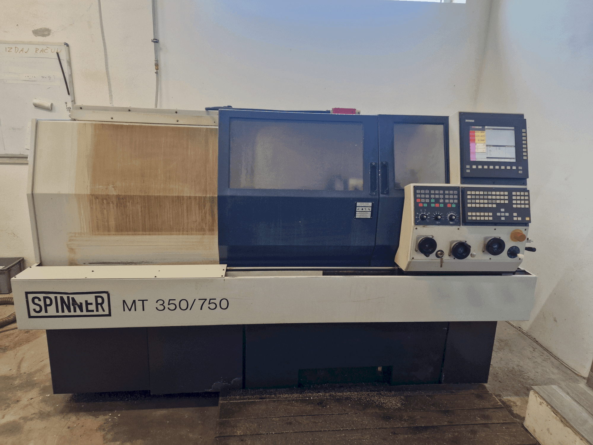 Vue de face de la machine SPINNER MT 350/750