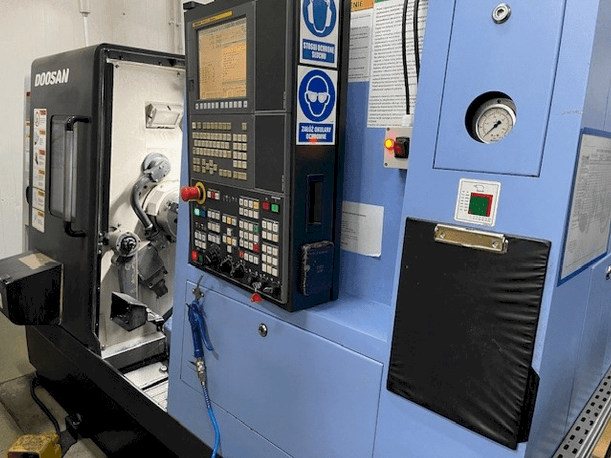 Vue de face de la machine DOOSAN Lynx 220 LMA