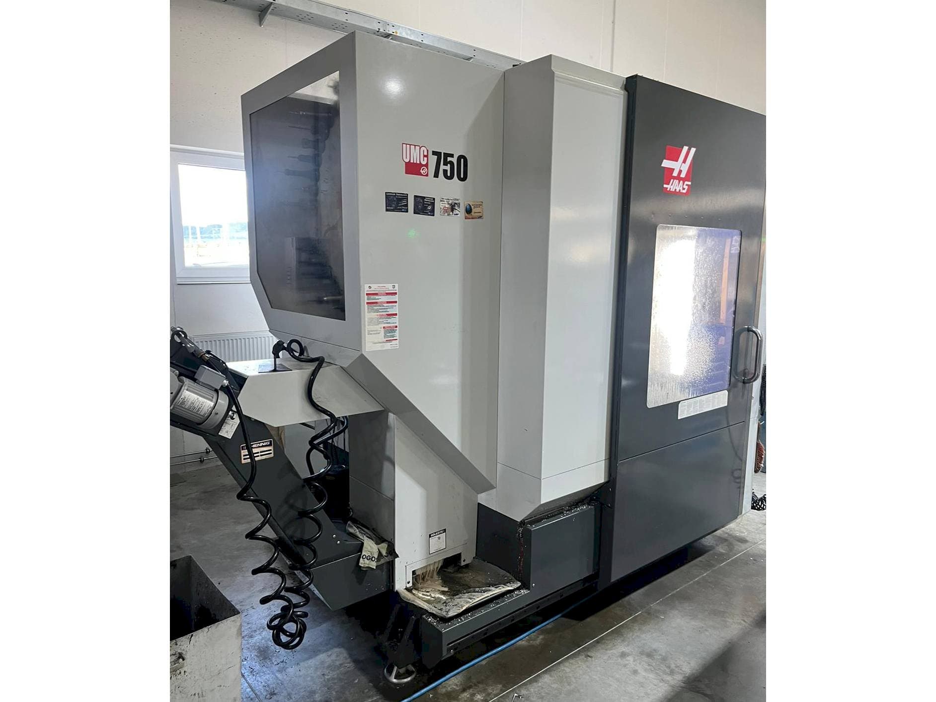 Vue de face de la machine HAAS UMC-750