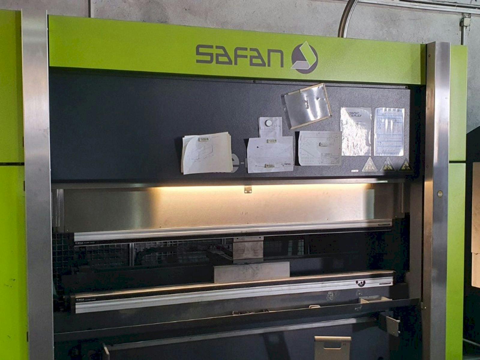 Vue de face de la machine Safan E-brake 50-2050
