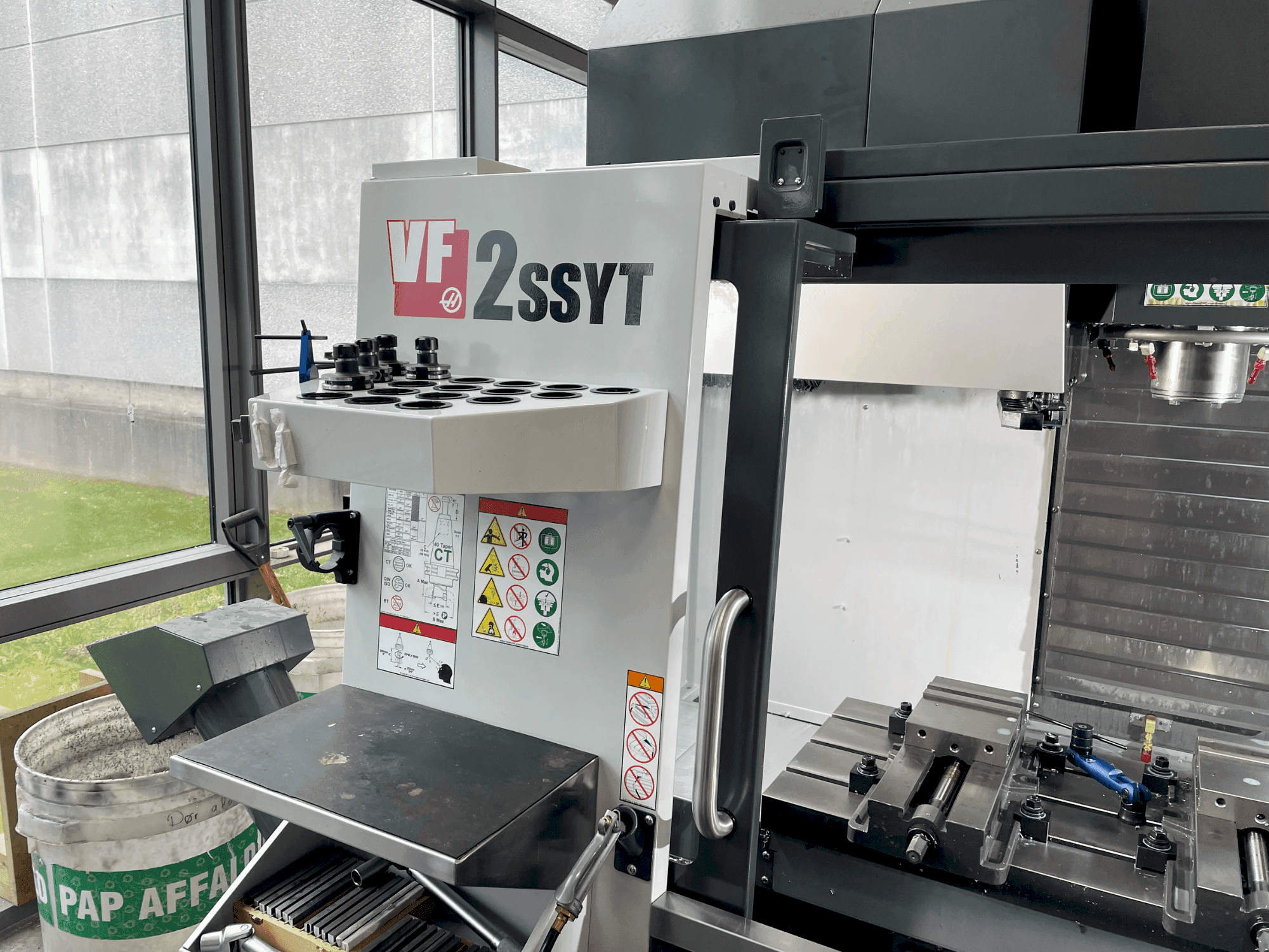 Vue de face de la machine HAAS VF-2SSYT