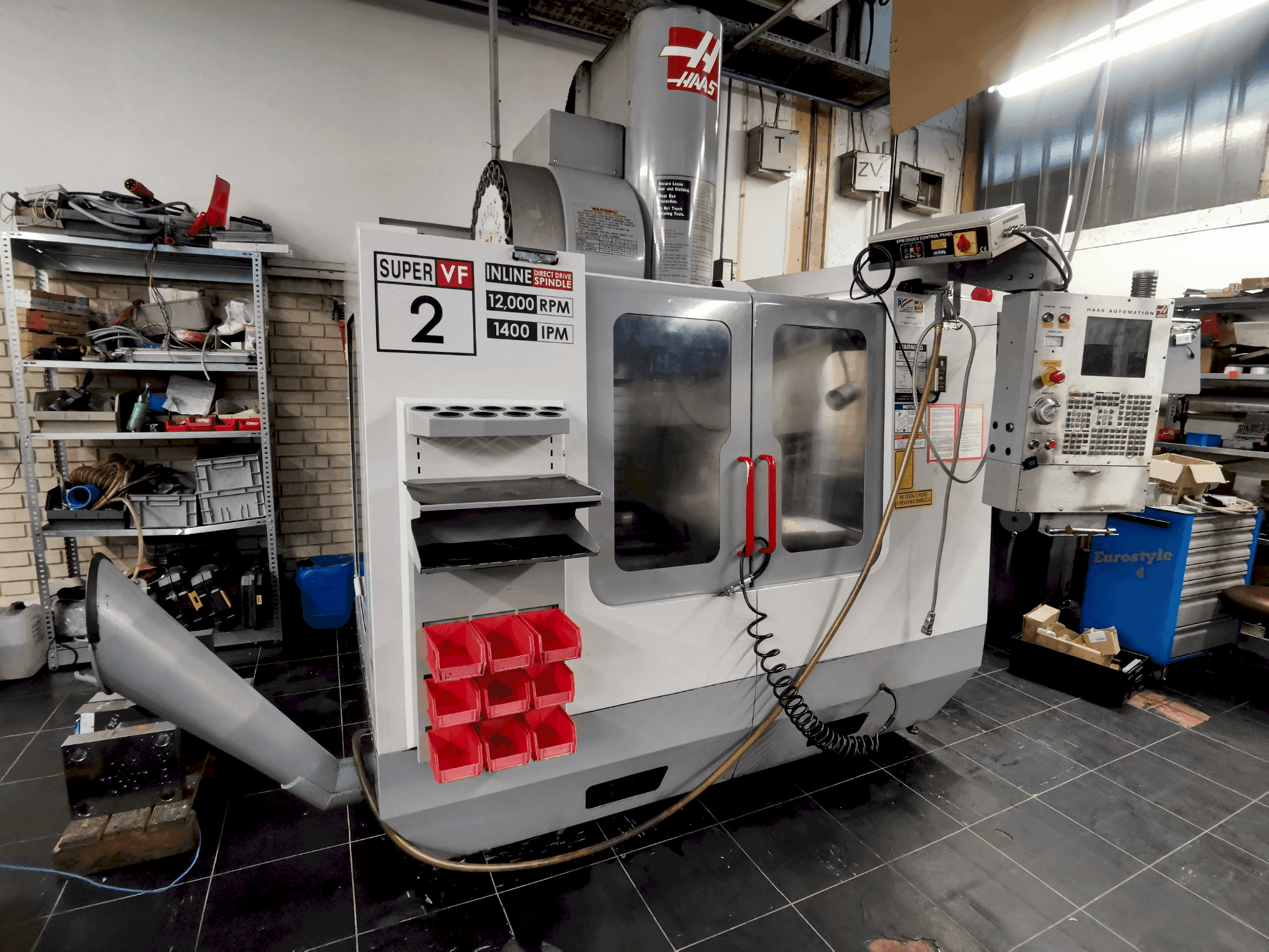 Vue de face de la machine HAAS VF-2 SSHE