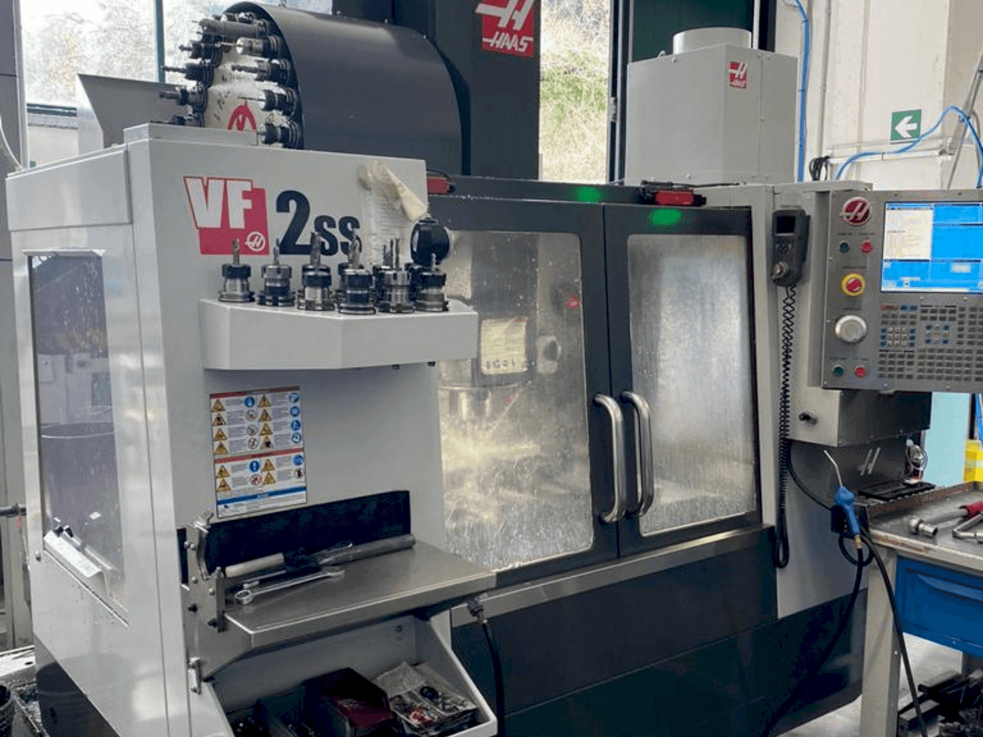Vue de face de la machine HAAS VF-2SS