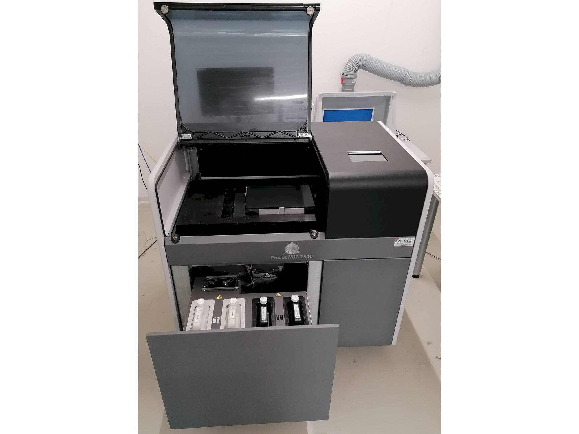 Vue de face de la machine 3DSYSTEMS ProJet MJP 2500Plus