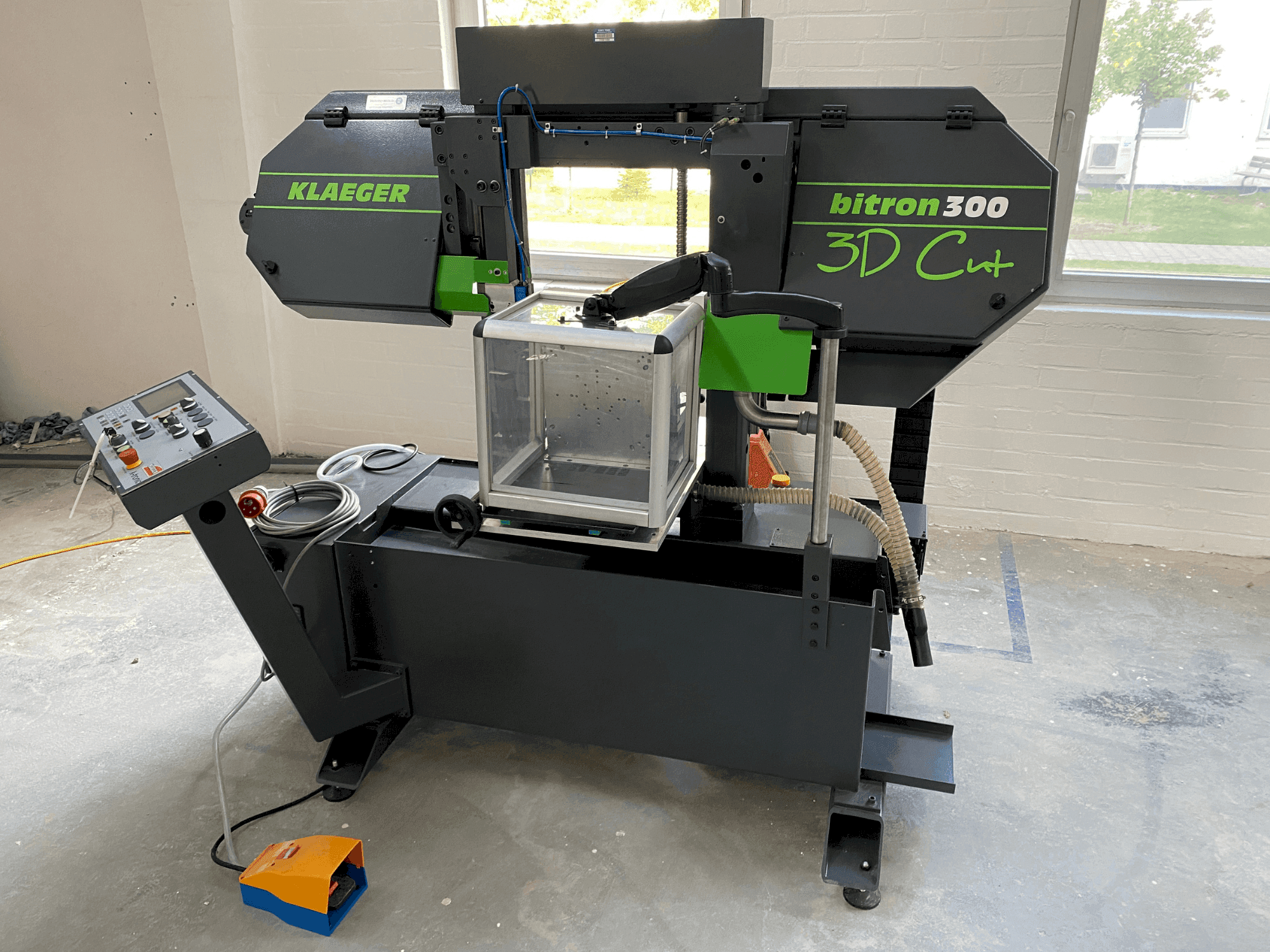 Vue de face de la machine Klaeger Bitron 300 3D Cut