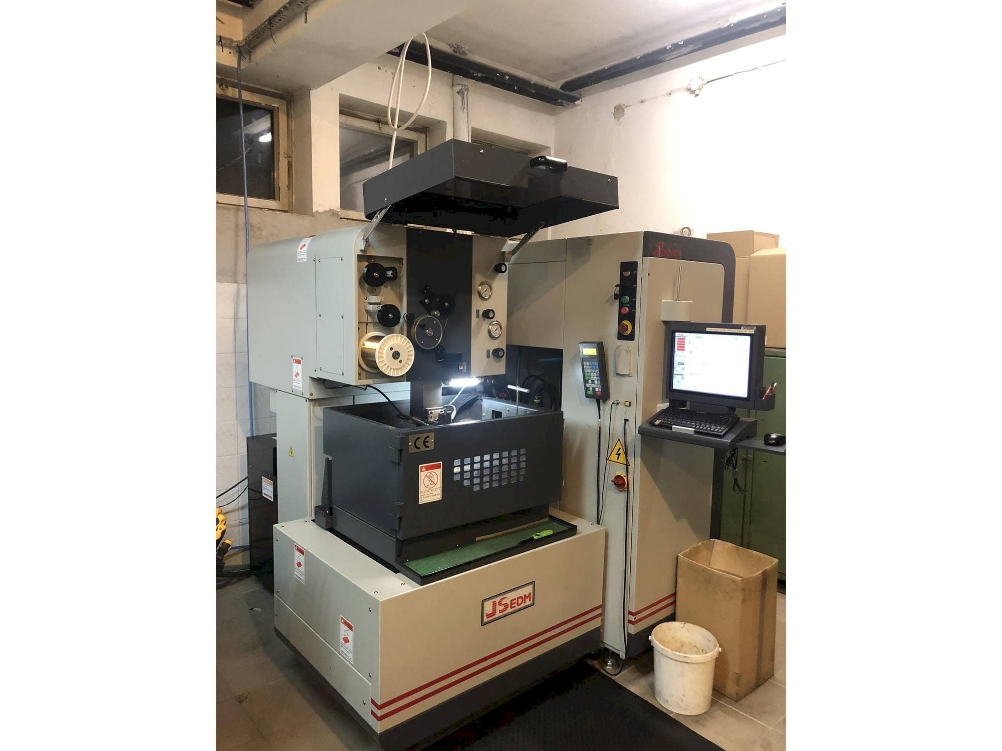 Vue de face de la machine JS EDM Wi-200s