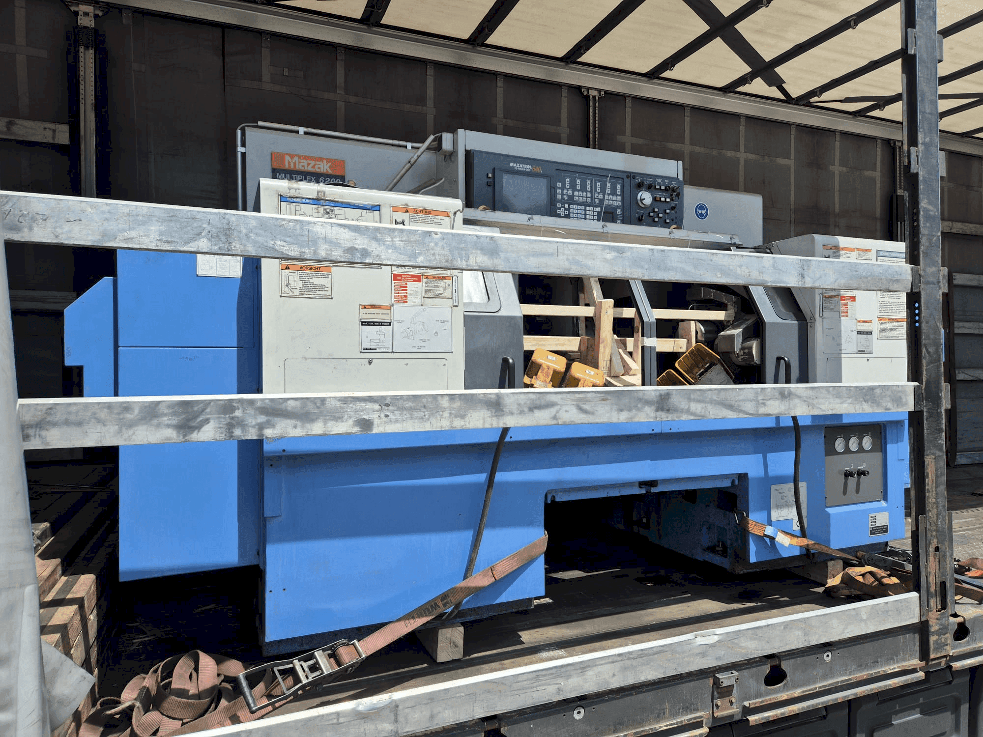 Vue de face de la machine Mazak Multiplex 6200