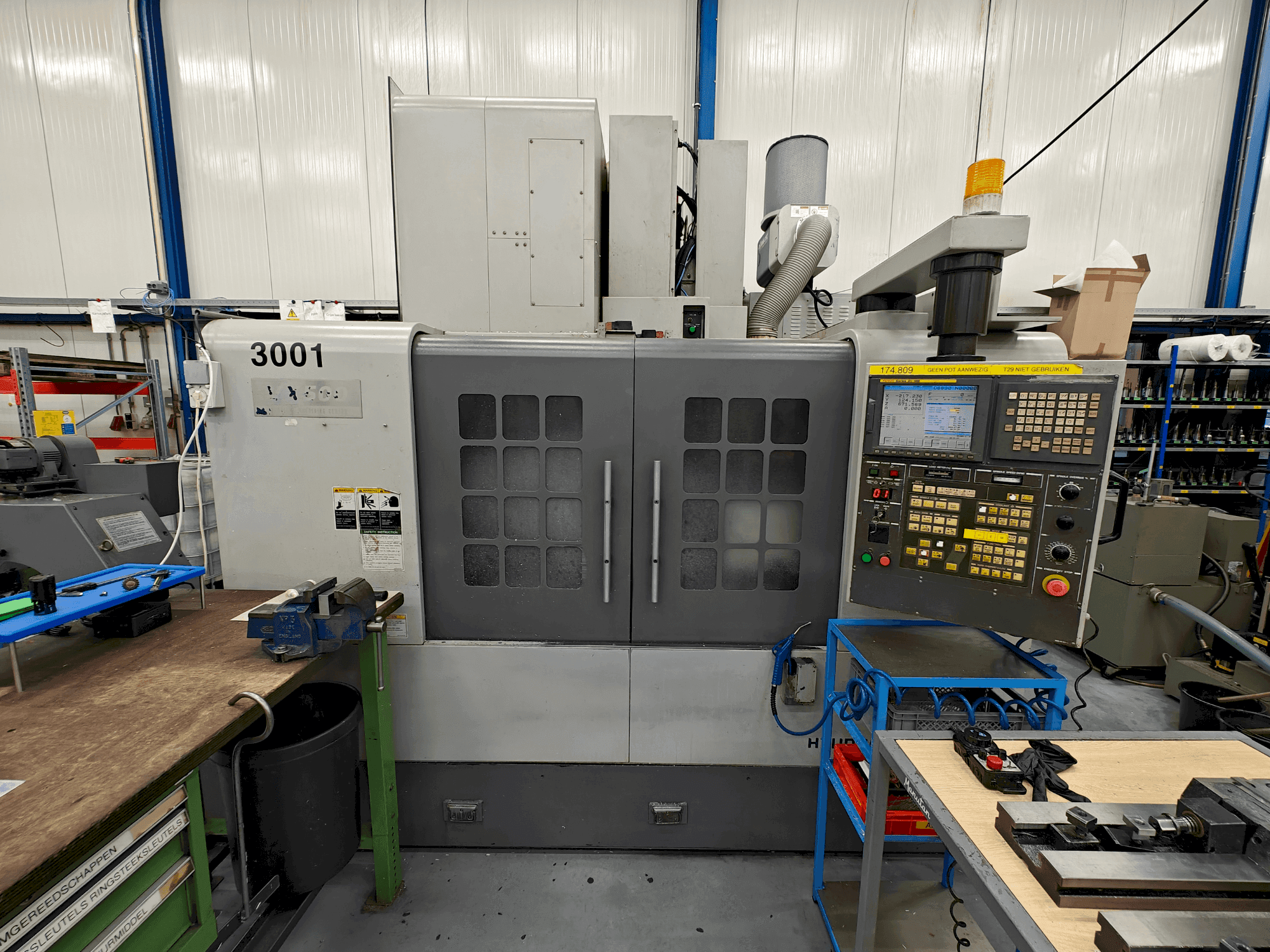 Vue de face de la machine HYUNDAI KIA VX 500