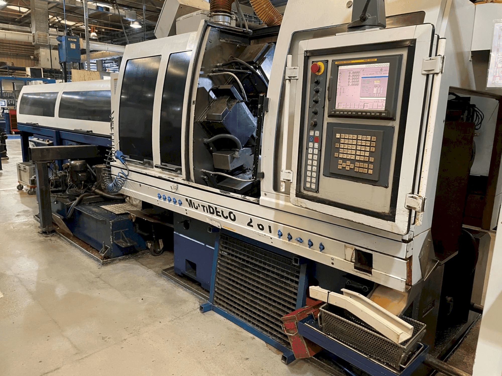 Vue de face de la machine TORNOS MultiDeco 32-6i