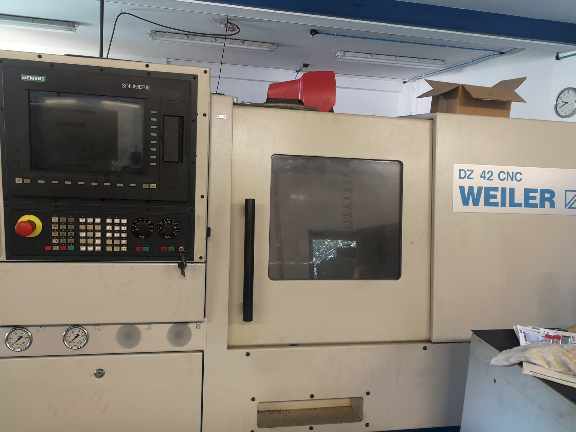 Vue de face de la machine Weiler DZ 42