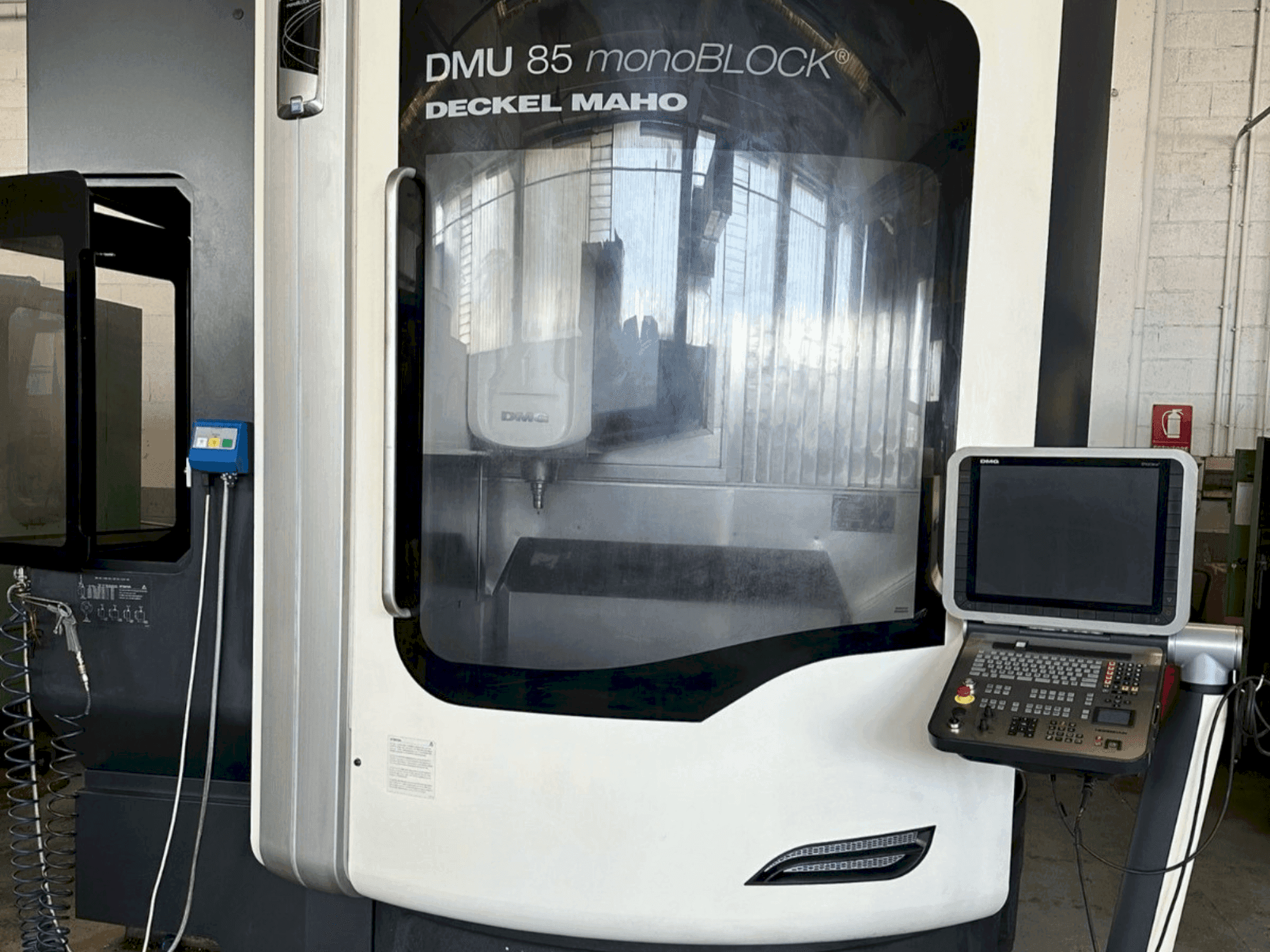 Vue de face de la machine DMG DECKEL MAHO DMU 85 Monoblock