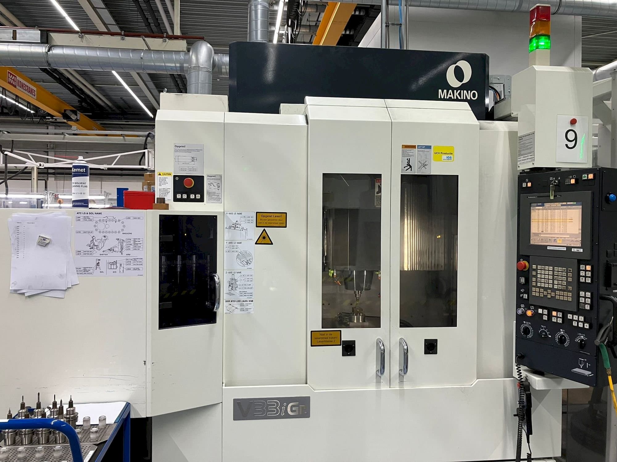 Vue de face de la machine Makino V33i Graphite
