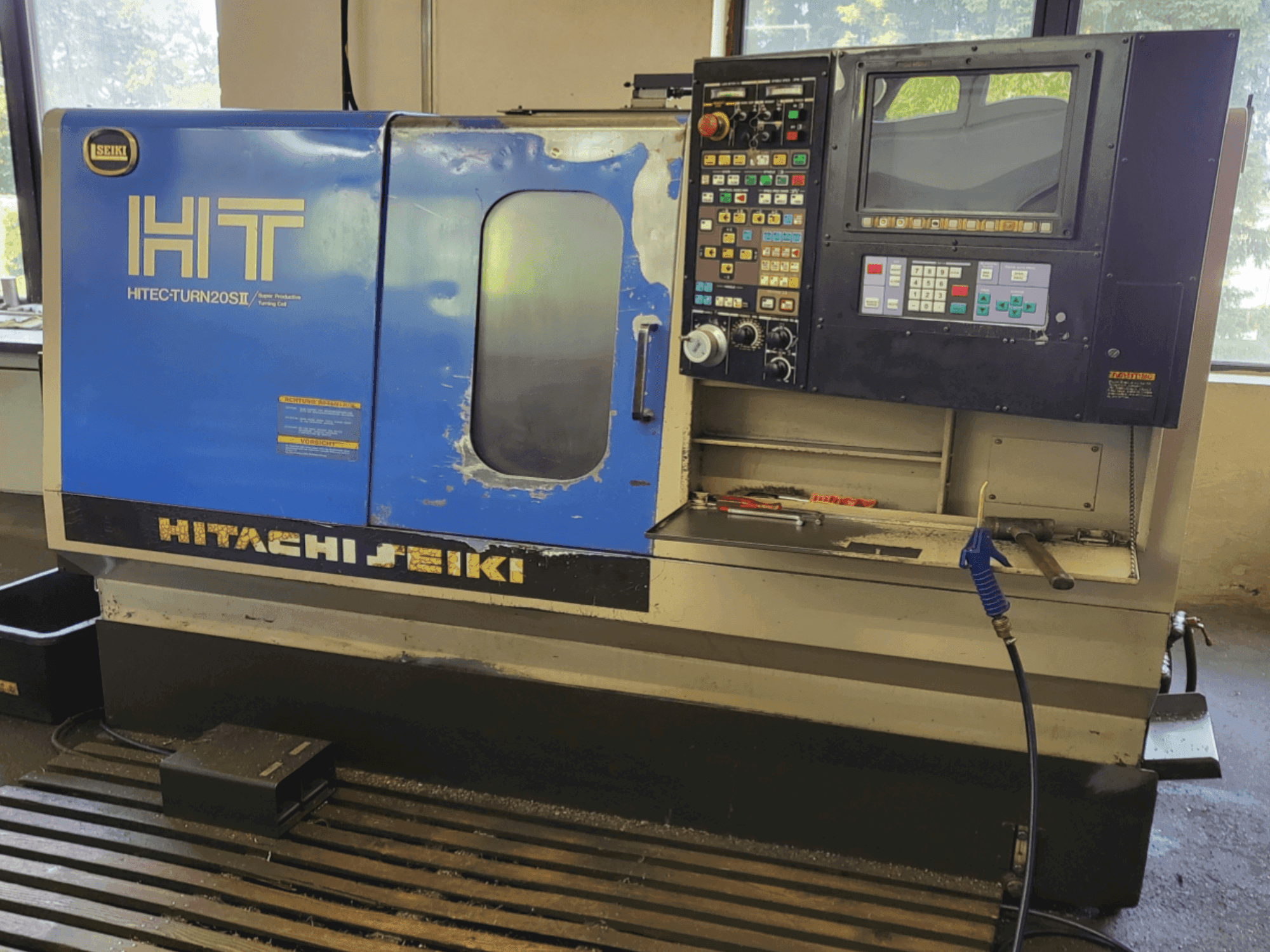 Vue de face de la machine HITACHI SEIKI HT 20SII
