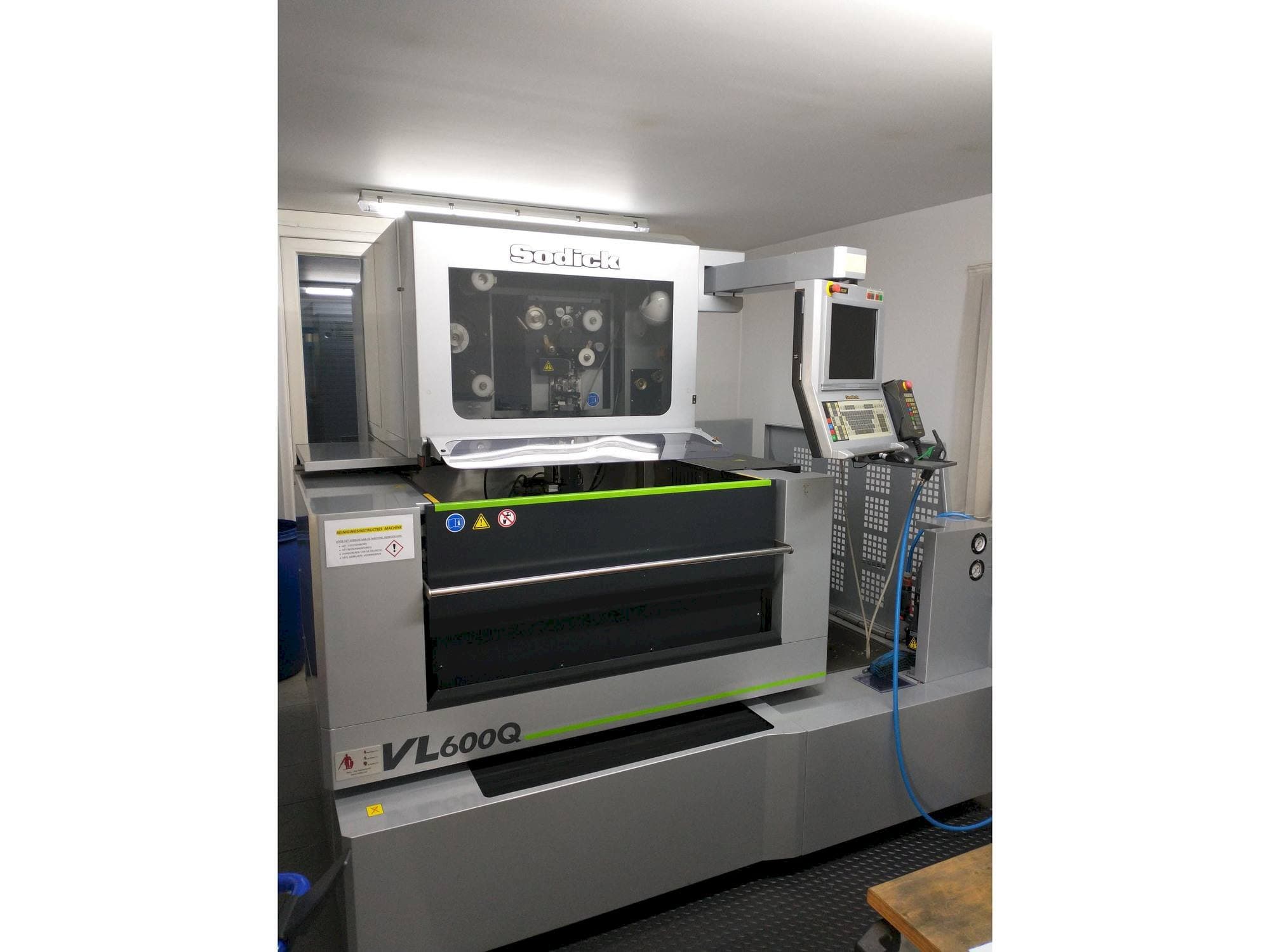 Vue de face de la machine Sodick VL600Q