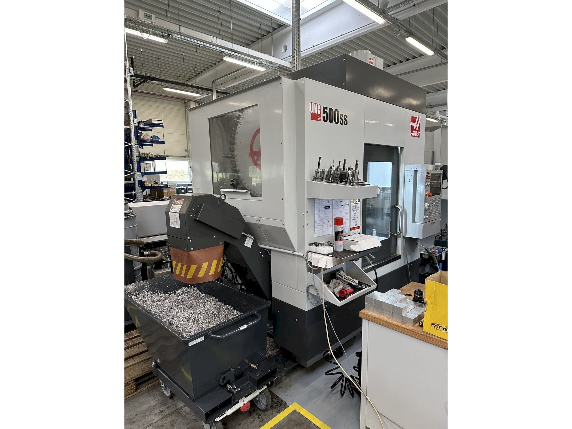 Vue de face de la machine HAAS UMC-500SS