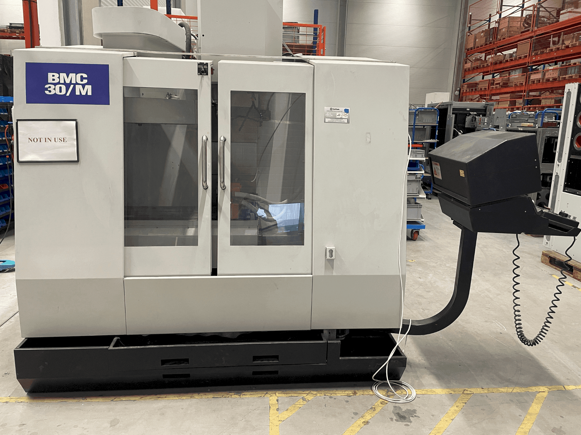 Vue de face de la machine Hurco BMC-30M