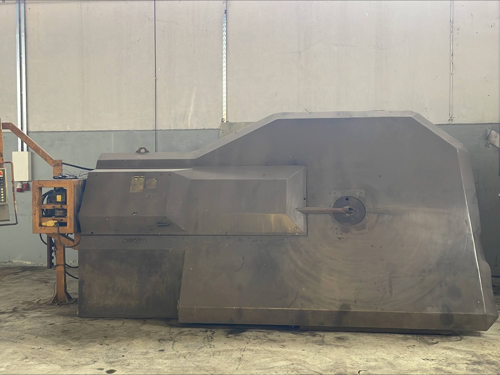 Vue de face de la machine OSCAM MULTIBEND 16