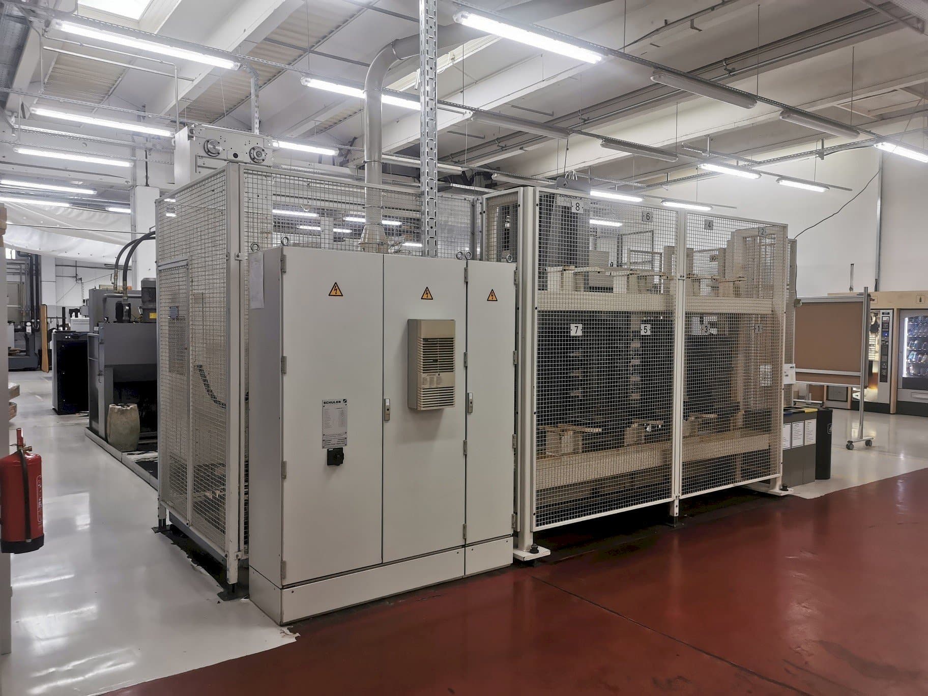 Vue de face de la machine HELLER MC 16