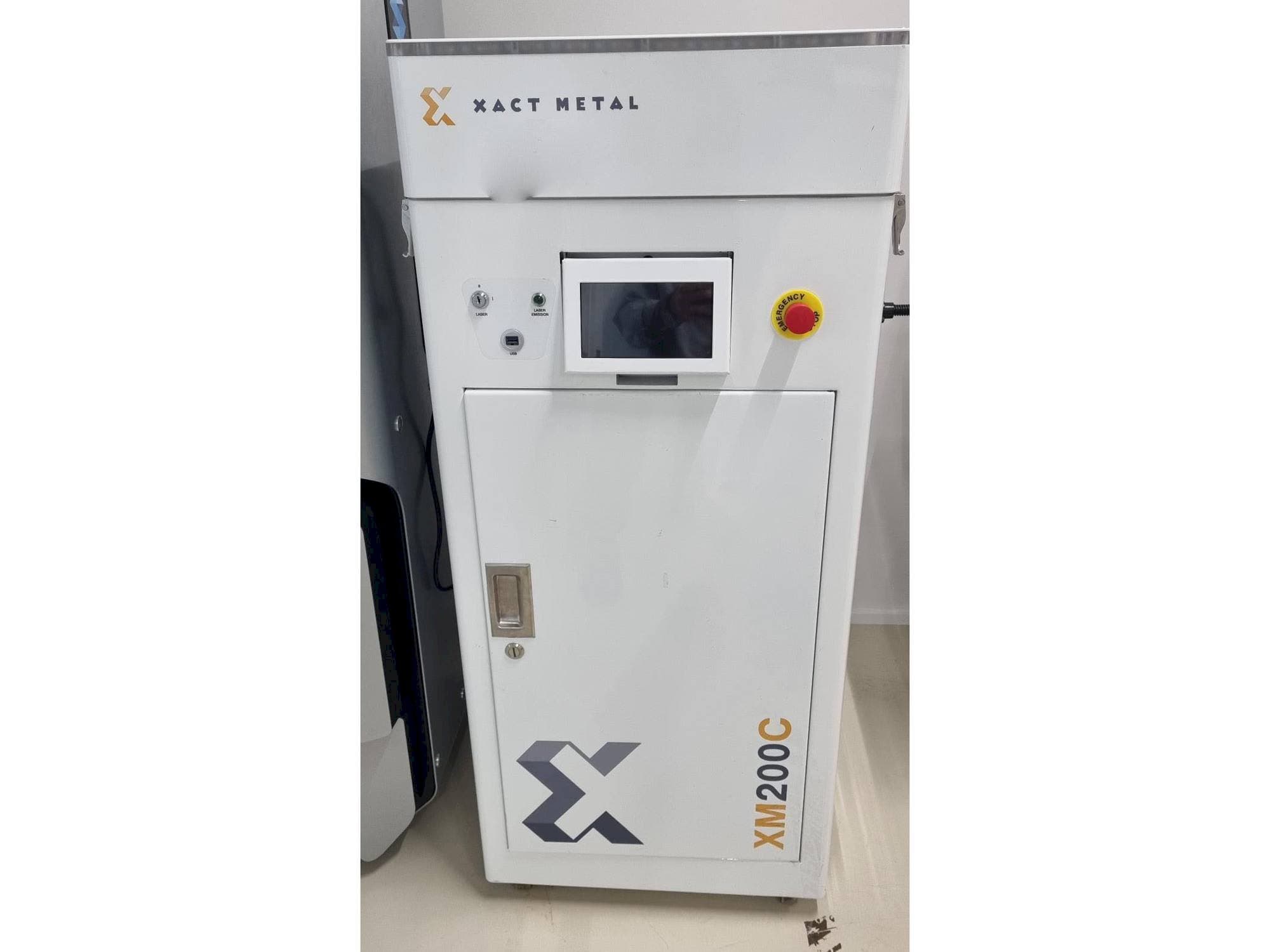 Vue de face de la machine XACT METAL XM200C-E