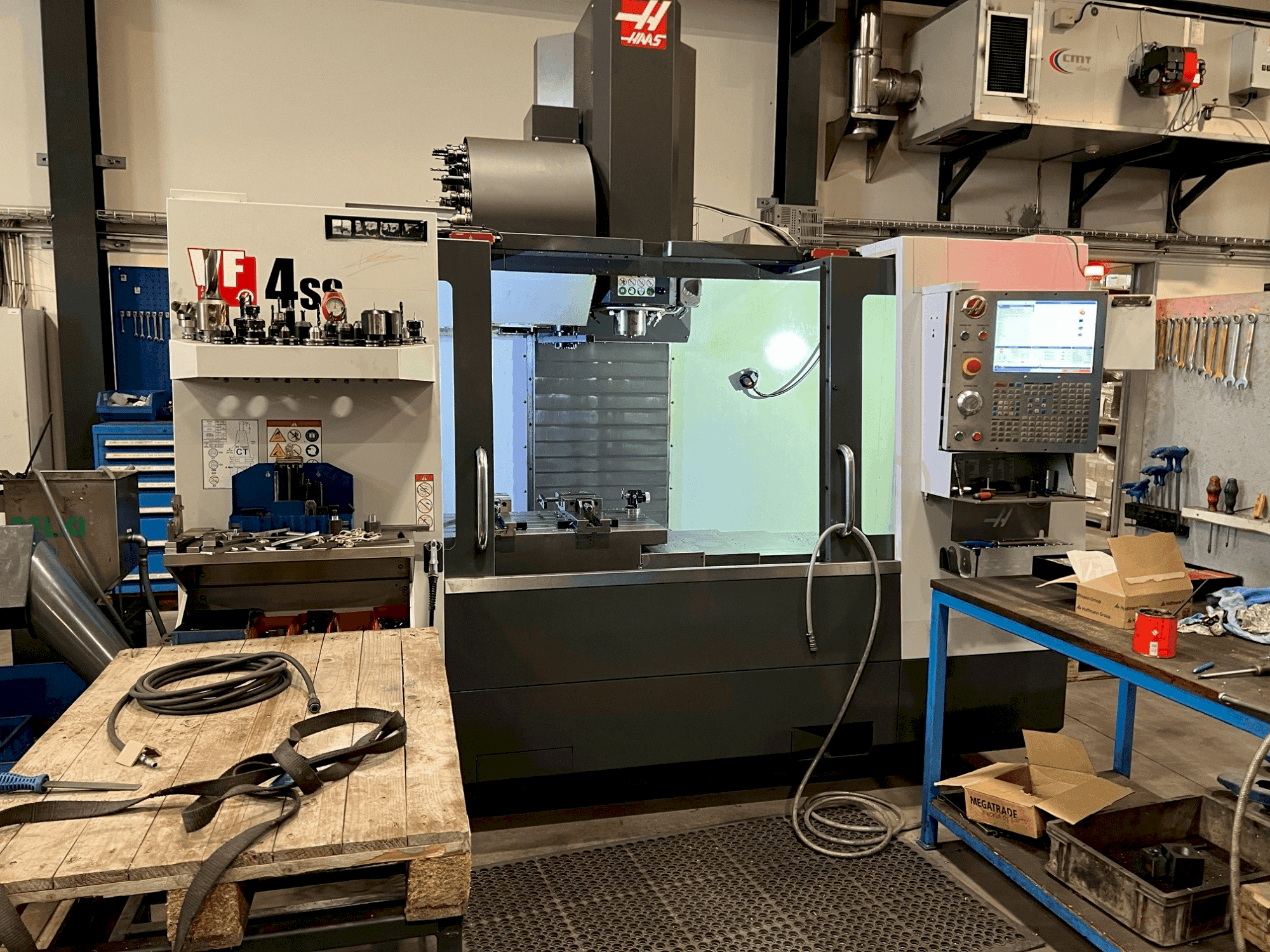 Vue de face de la machine HAAS VF-4SS