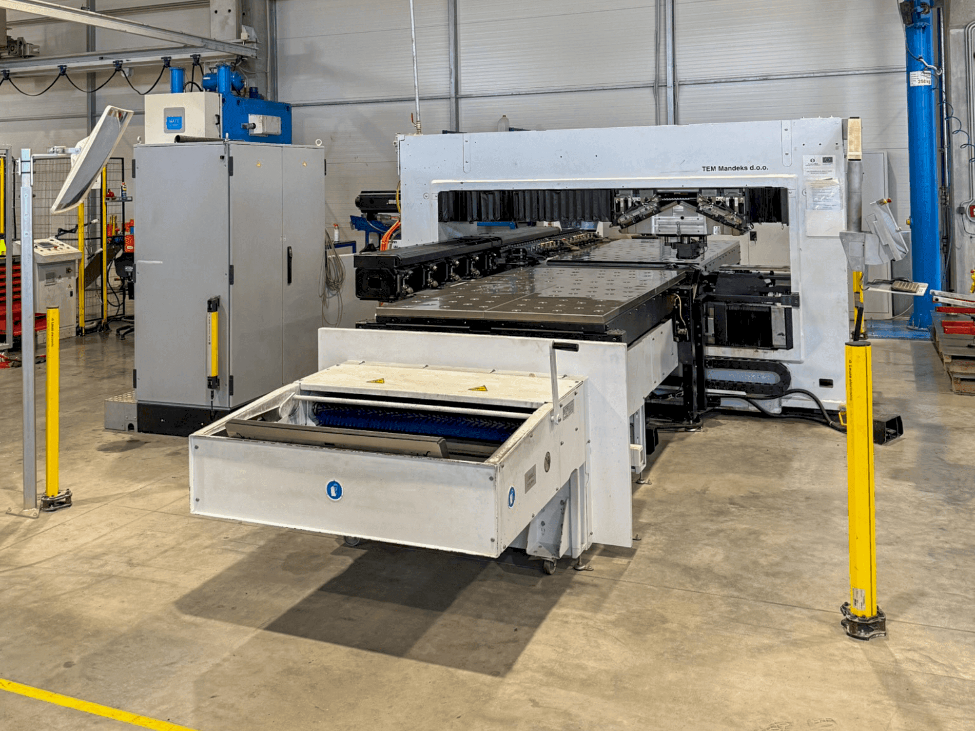 Vue de face de la machine TRUMPF TruPunch 1000 (S19)