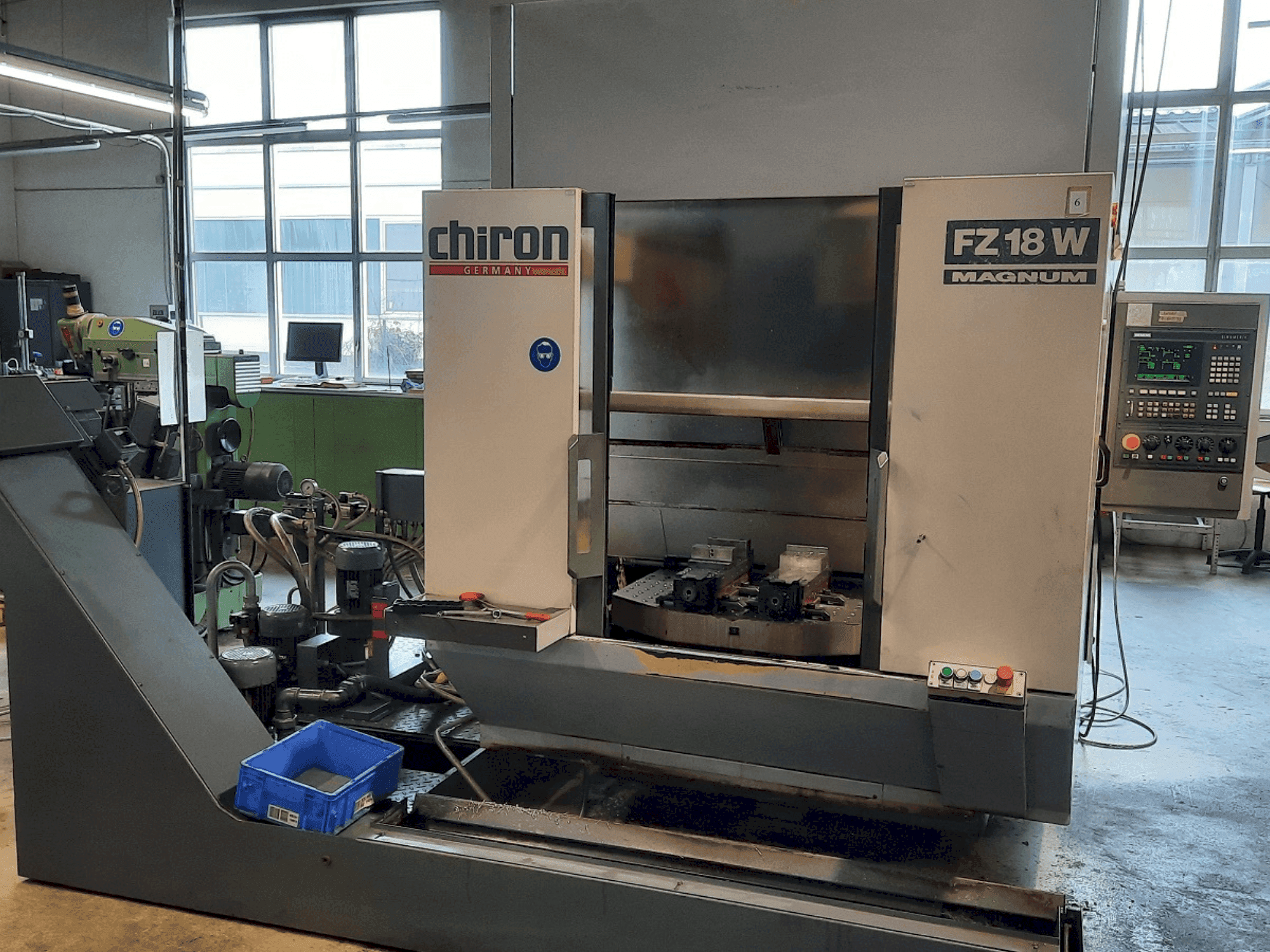 Vue de face de la machine CHIRON FZ 18 W