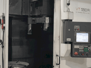 Vue de face de la machine HWACHEON VT550R