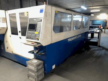 Vue de face de la machine TRUMPF TRUMATIC L3030