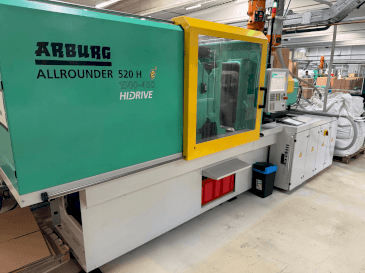 Vue de face de la machine Arburg Allrounder 520H
