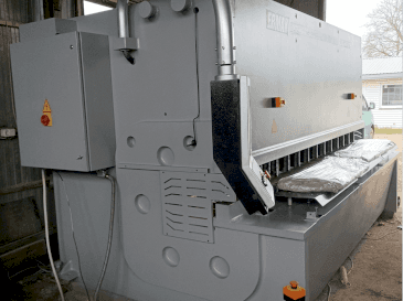 Vue de face de la machine ERMAKSAN HVR 3100-16