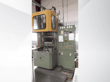 Vue de face de la machine WICKERT WKP 2560/5/5