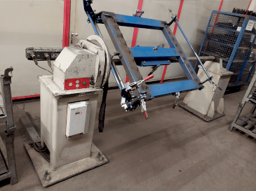 Vue de face de la machine IGM Welding Robot System