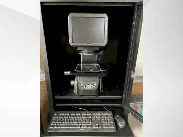 Vue de face de la machine KEYENCE IM 7020