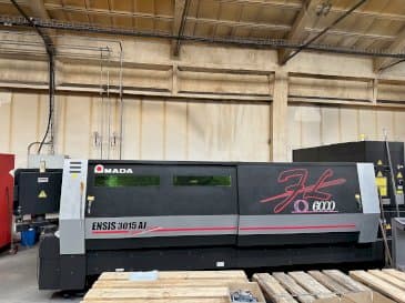 Vue de face de la machine AMADA ENSIS-3015 AJ