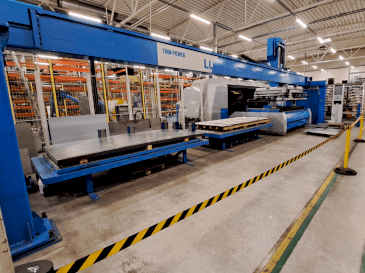 Vue de face de la machine Finn-Power L6 laser + LU3000