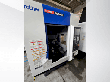 Vue de face de la machine Brother Speedio M 300 X3