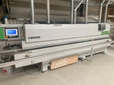 Vue de face de la machine BIESSE AKRON 1440