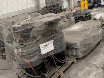 Vue de face de la machine PEMA Column & Boom HD 4x4 Twin SAW
