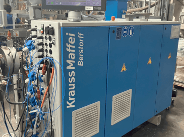 Vue de face de la machine Krauss Maffei KME 45 XS