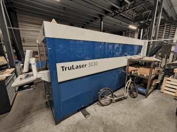 Vue de face de la machine TRUMPF TruLaser 3030 Fiber