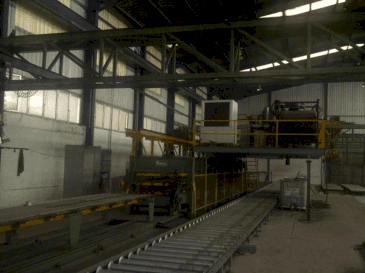 Vue de face de la machine MANNI Sandwich Panel Production Line