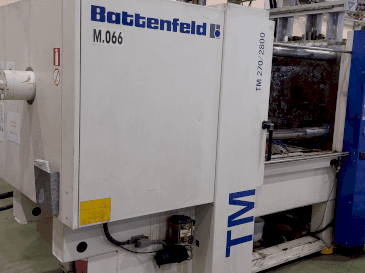 Vue de face de la machine Battenfeld TM 270 / 2800
