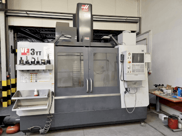 Vue de face de la machine HAAS VF-3YT/50