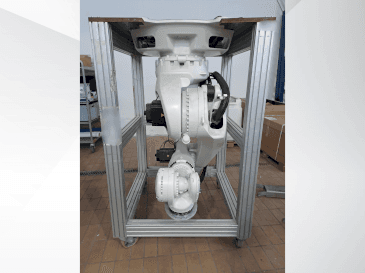 Vue de face de la machine KUKA KR270 R2700 C ultra MED (2015)