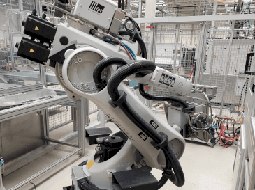 Vue de face de la machine KUKA KR 30-3