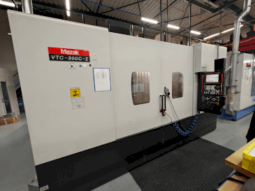 Vue de face de la machine Mazak VTC-300C