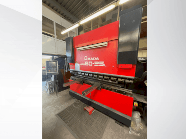 Vue de face de la machine AMADA HFE 80-25 L