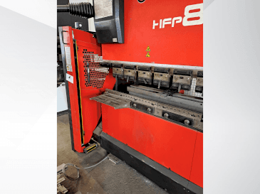 Vue de face de la machine AMADA HFP 80-25