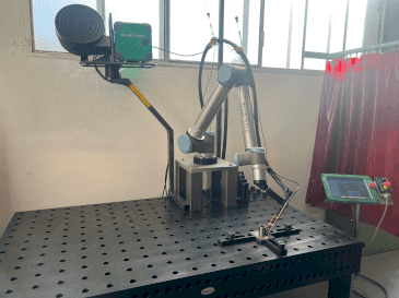 Vue de face de la machine Universal Robots UR10 (2021)