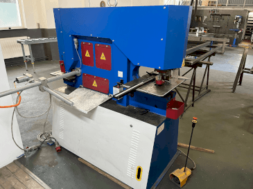 Vue de face de la machine Metallkraft HPS 65 DS
